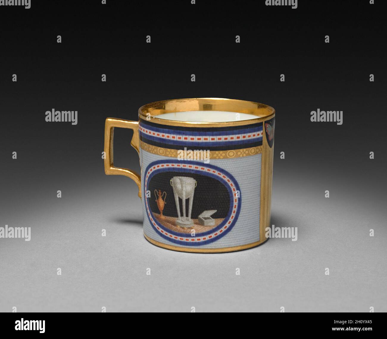 Tasse, c. 1800. Österreich, Wien, Anfang des 19. Jahrhunderts. Porzellan; insgesamt: 5.9 x 6.1 cm (2 5/16 x 2 3/8 Zoll). Stockfoto