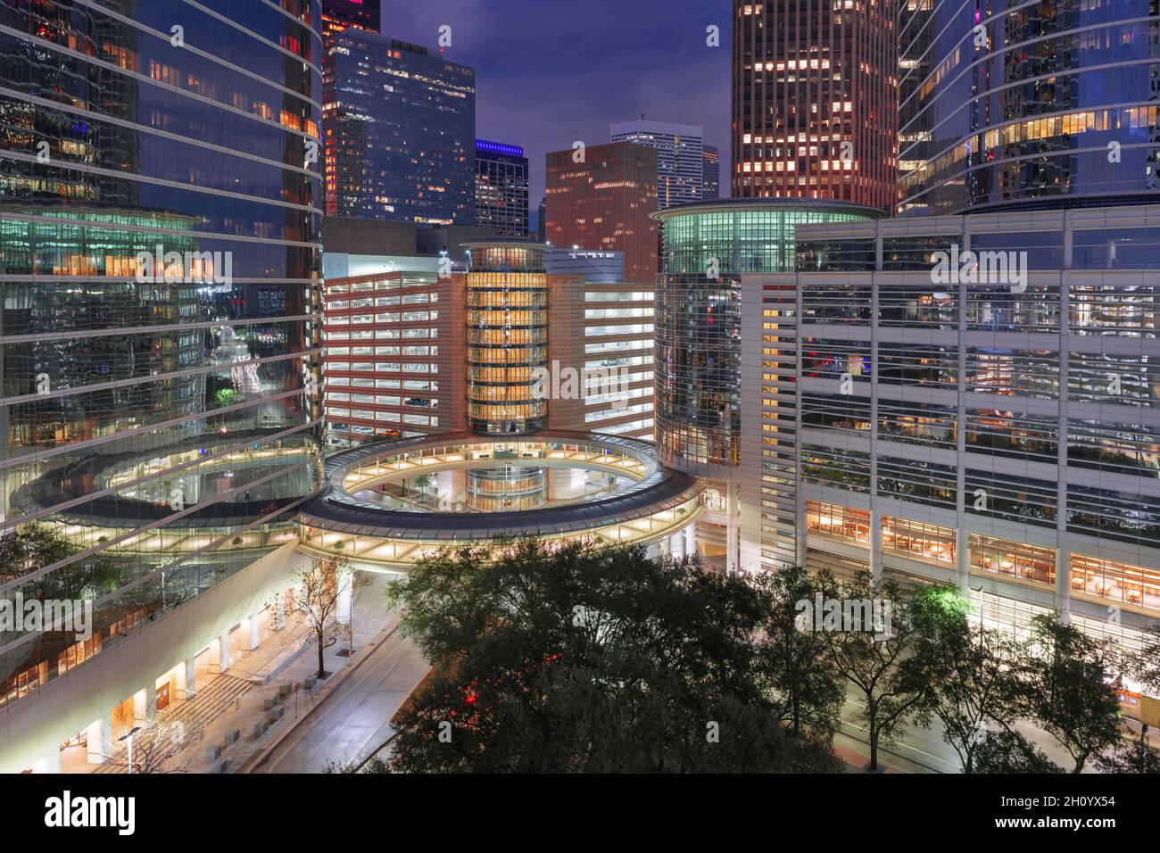 Houston, Texas, USA Stadtbild in der Innenstadt bei Nacht im Finanzdistrikt. Stockfoto