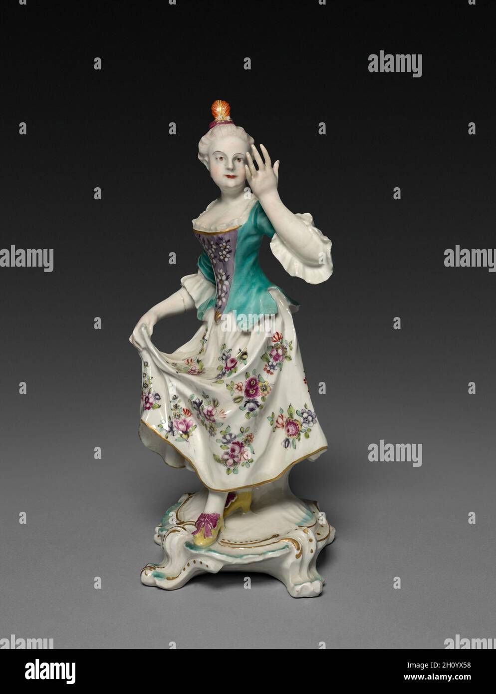 Tänzer, c. 1760-1765. England, Derby, 18. Jahrhundert. Weichporzellan; insgesamt: 27 x 13.9 x 13.4 cm (10 5/8 x 5 1/2 x 5 1/4 Zoll). Stockfoto