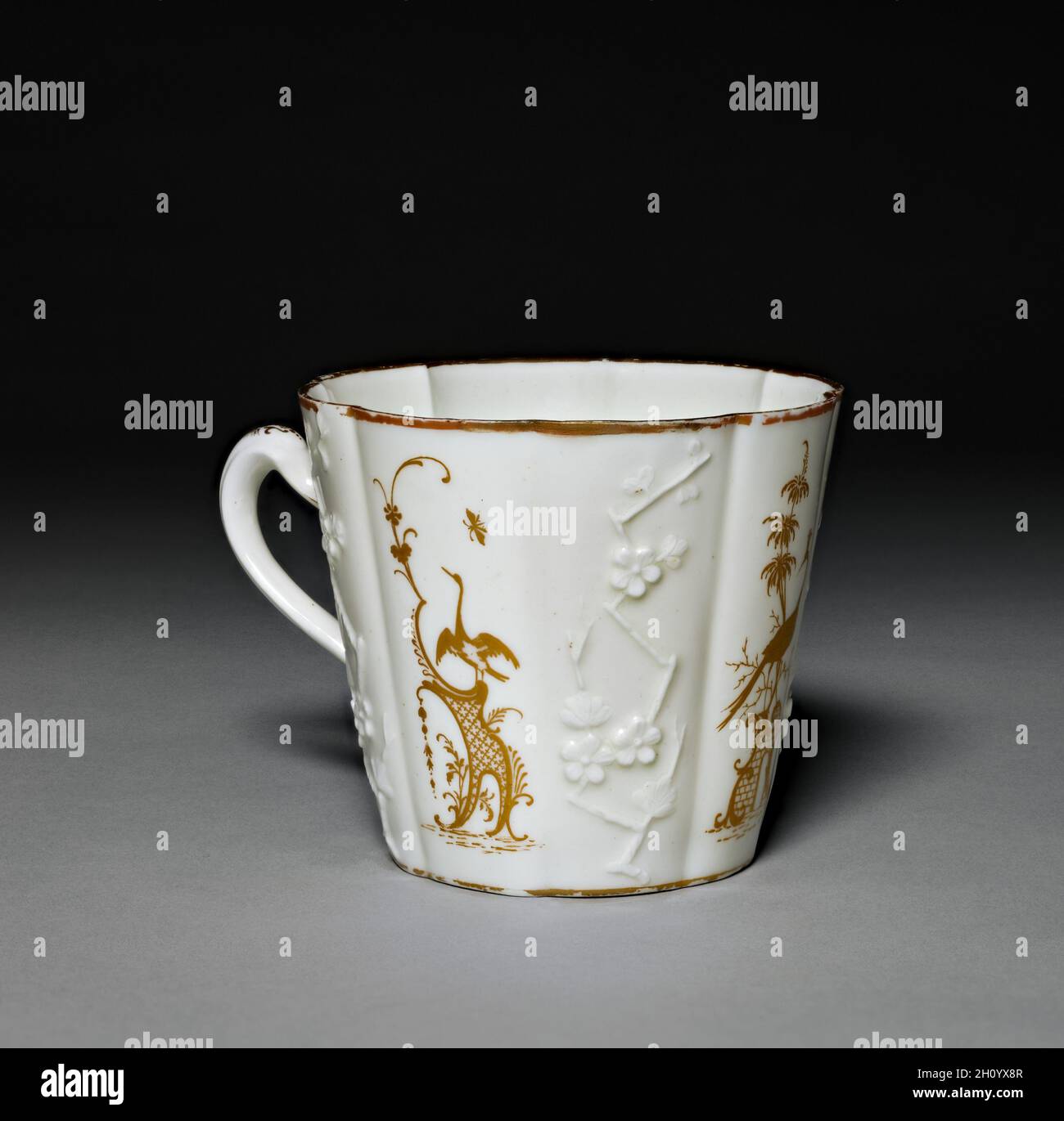 Tasse, c. 1750. Porzellanfabrik Vincennes (Frankreich, 1740-56). Weichporzellan; insgesamt: 10 x 11.4 cm (3 15/16 x 4 1/2 Zoll). Stockfoto