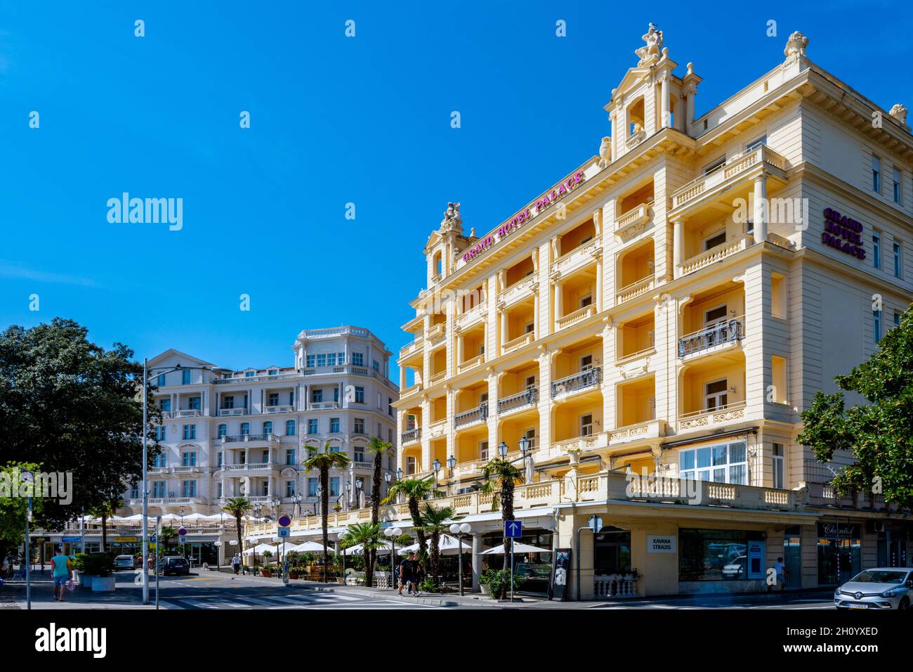 Kroatien, Istrien, Opatija, Hotel Bellevue und Grand Hotel Palace (rechts) Stockfoto
