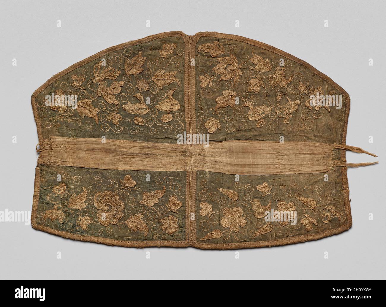 Kopfstück, 907-1125. China, Liao-Dynastie (907-1125). Stickerei, Seide; insgesamt: 21.8 x 34.9 cm (8 9/16 x 13 3/4 Zoll). Diese Kopfstücke sind bestickt mit Schmetterlingen, Vögeln, Tieren, Blumen, Blättern, Und zarte Weinrollen. Im Allgemeinen ist das Design mit dem Thema des Lotusteich, am besten bekannt aus Liao Grabmalereien verbunden. Paarige Enten oder Gänse, die im Wasser schwimmen und in entgegengesetzte Richtungen schauen, scheinen im Norden Chinas populär geworden zu sein, bevor sie sich weiter nach Süden und nach Zentralasien ausbreiteten. Auf der anderen Seite sind die rückblickenden Liegeradtiere ein zentralasiatisches Bild, das gewandert ist Stockfoto