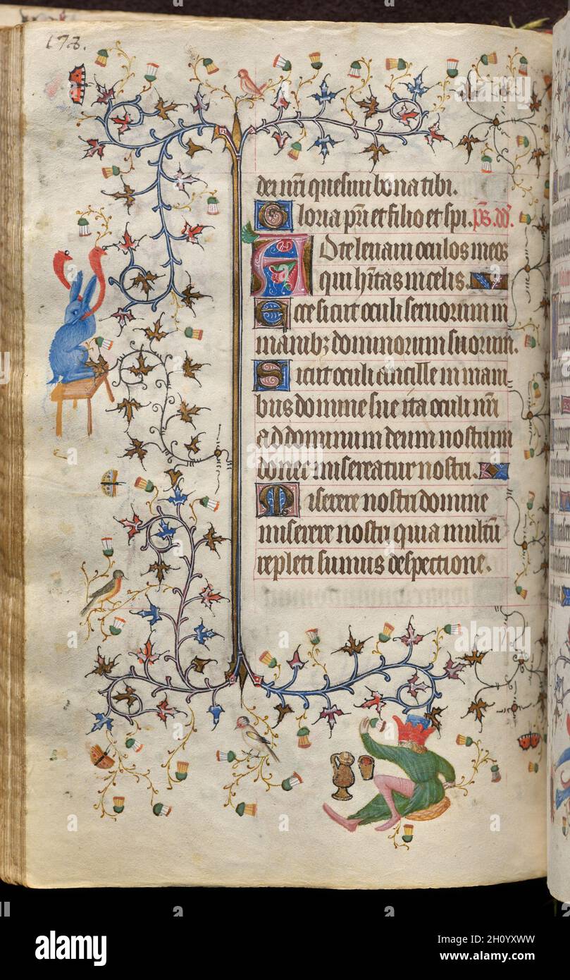 Stunden von Karl dem Noblen, König von Navarra (1361-1425): Fol. 89v, Text, c. 1405. Master of the Brussels Initials and Associates (Französisch). Tinte, Tempera und Gold auf Pergament; Codex: 20.3 x 15.7 x 7 cm (8 x 6 3/16 x 2 3/4 Zoll). Dieses wertvolle Buch wurde von seinem Besitzer, Karl III., König von Navarra, hochgeschätzt, einem in Frankreich geborenen Prinzen, dessen Wappen auf 20 Blättern gemalt ist. Charles besuchte Paris bei zahlreichen Gelegenheiten und erwarb wahrscheinlich diesen Band dort im Jahr 1404. Paris war damals das Zentrum des europäischen Buchhandels und zog Illuminatoren aus vielen Teilen Europas an. Dieses Manuskript repre Stockfoto