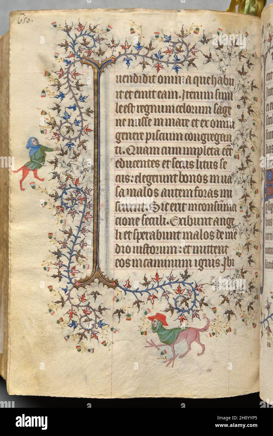 Stunden von Karl dem Noblen, König von Navarra (1361-1425), fol. 319v, Text, c. 1405. Master of the Brussels Initials and Associates (Französisch). Tinte, Tempera und Gold auf Pergament; Codex: 20.3 x 15.7 x 7 cm (8 x 6 3/16 x 2 3/4 Zoll). Dieses wertvolle Buch wurde von seinem Besitzer, Karl III., König von Navarra, hochgeschätzt, einem in Frankreich geborenen Prinzen, dessen Wappen auf 20 Blättern gemalt ist. Charles besuchte Paris bei zahlreichen Gelegenheiten und erwarb wahrscheinlich diesen Band dort im Jahr 1404. Paris war damals das Zentrum des europäischen Buchhandels und zog Illuminatoren aus vielen Teilen Europas an. Dieses Manuskript repres Stockfoto