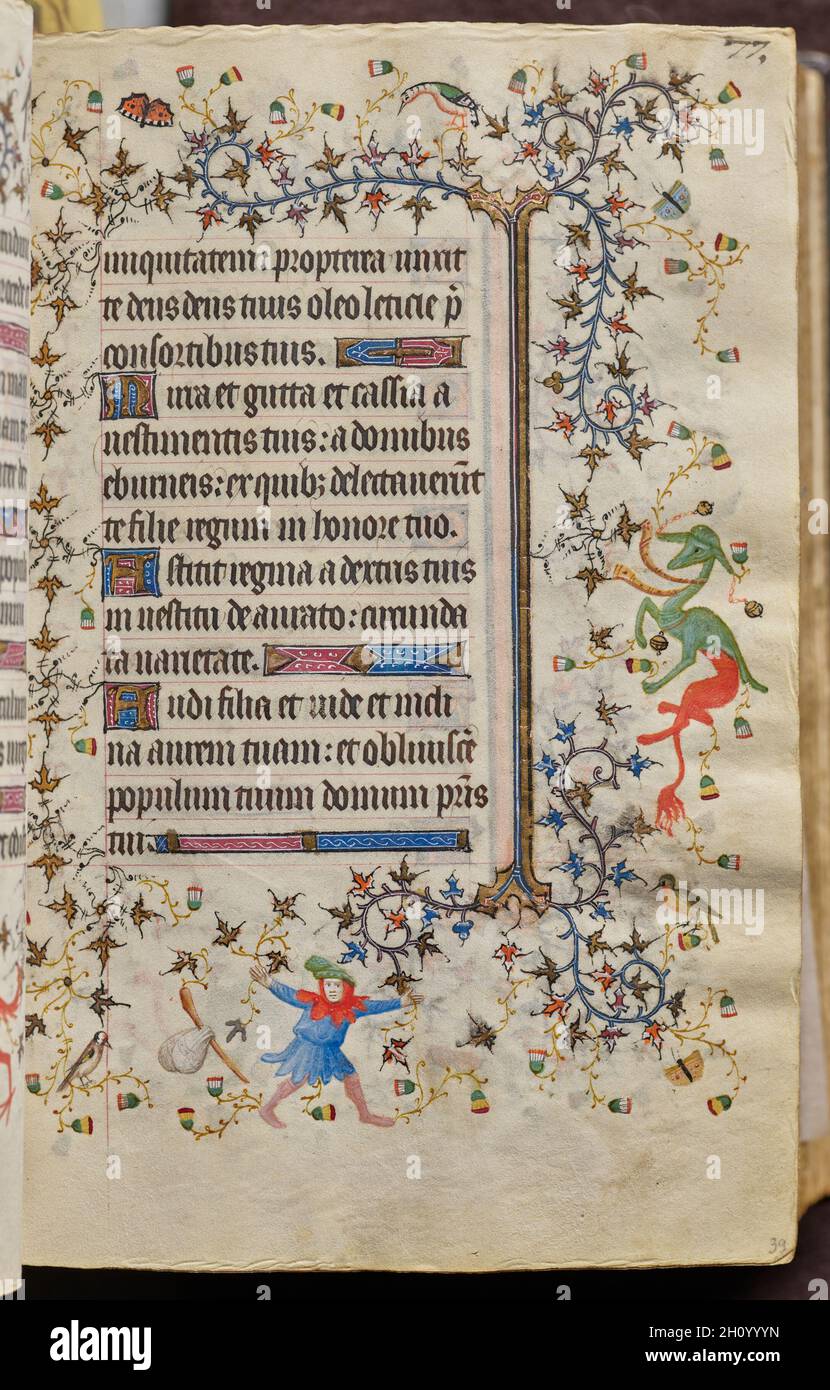 Stunden von Karl dem Noblen, König von Navarra (1361-1425): Fol. 39r, Text, c. 1405. Master of the Brussels Initials and Associates (Französisch). Tinte, Tempera und Gold auf Pergament; Codex: 20.3 x 15.7 x 7 cm (8 x 6 3/16 x 2 3/4 Zoll). Dieses wertvolle Buch wurde von seinem Besitzer, Karl III., König von Navarra, hochgeschätzt, einem in Frankreich geborenen Prinzen, dessen Wappen auf 20 Blättern gemalt ist. Charles besuchte Paris bei zahlreichen Gelegenheiten und erwarb wahrscheinlich diesen Band dort im Jahr 1404. Paris war damals das Zentrum des europäischen Buchhandels und zog Illuminatoren aus vielen Teilen Europas an. Dieses Manuskript repre Stockfoto