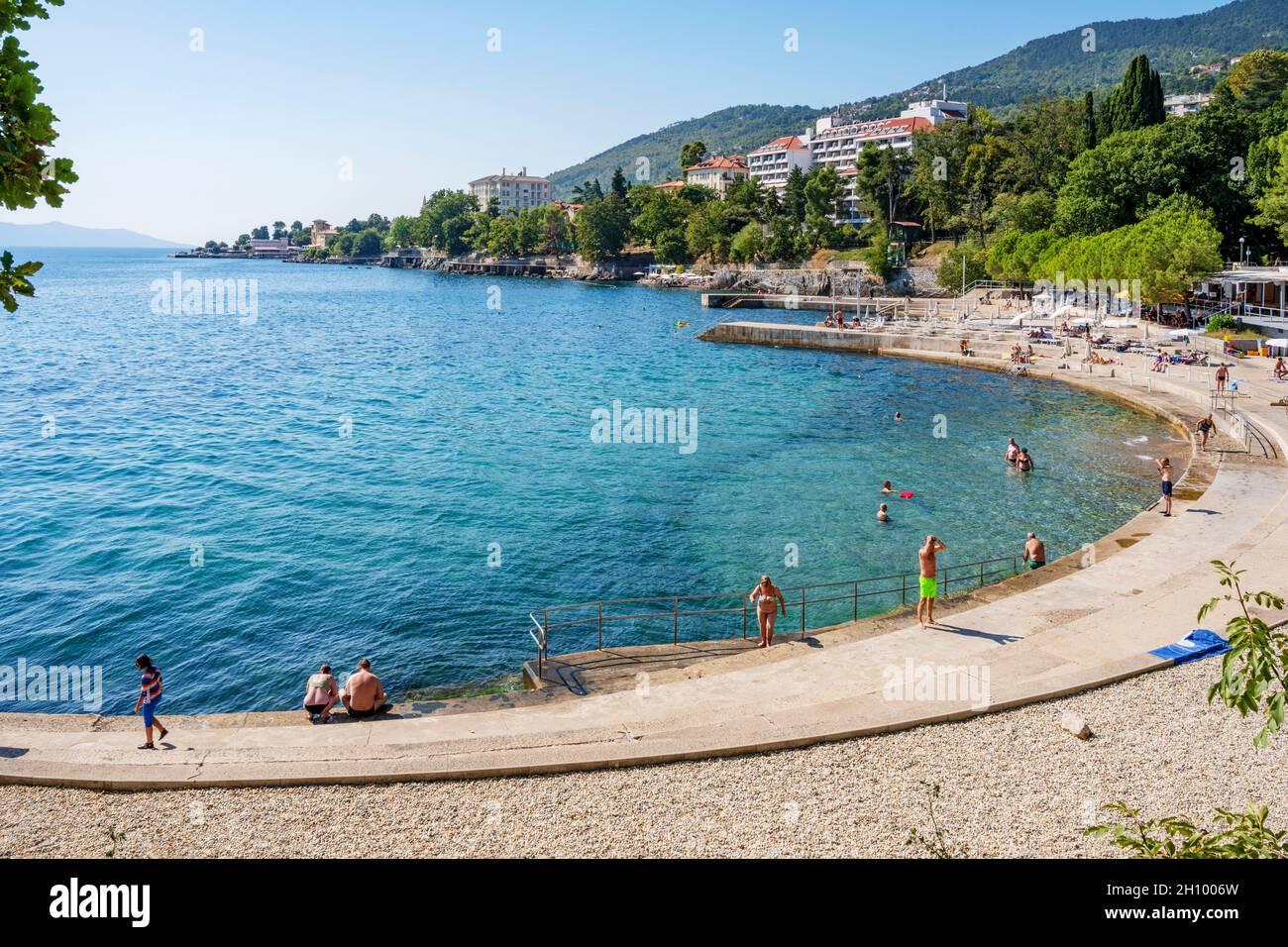 Kroatien, Istrien, Franz-Joseph-Promenade in Lovran, Strand unterhalb der orthopädischen Klinik (Klinik za Ortopediju) Stockfoto