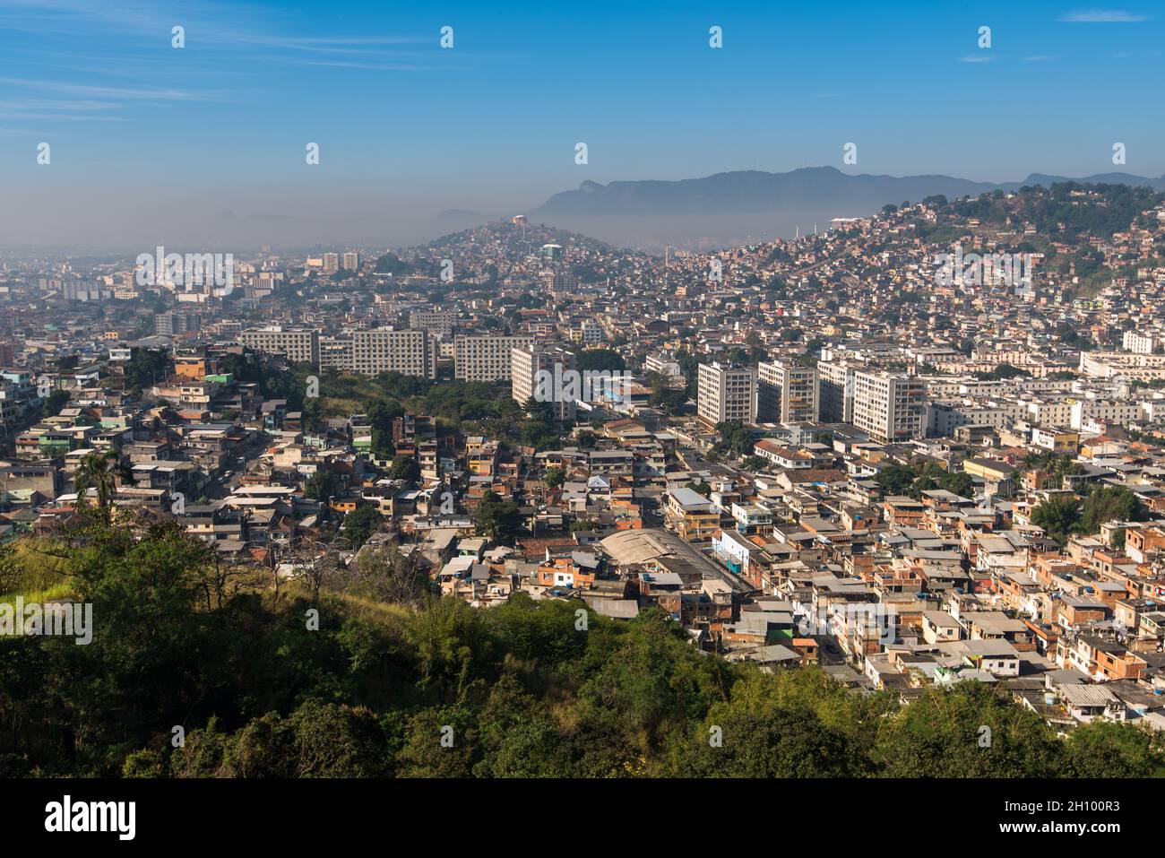 Slums in Rio de Janeiro auf den Hügeln der Nordzone Stockfoto