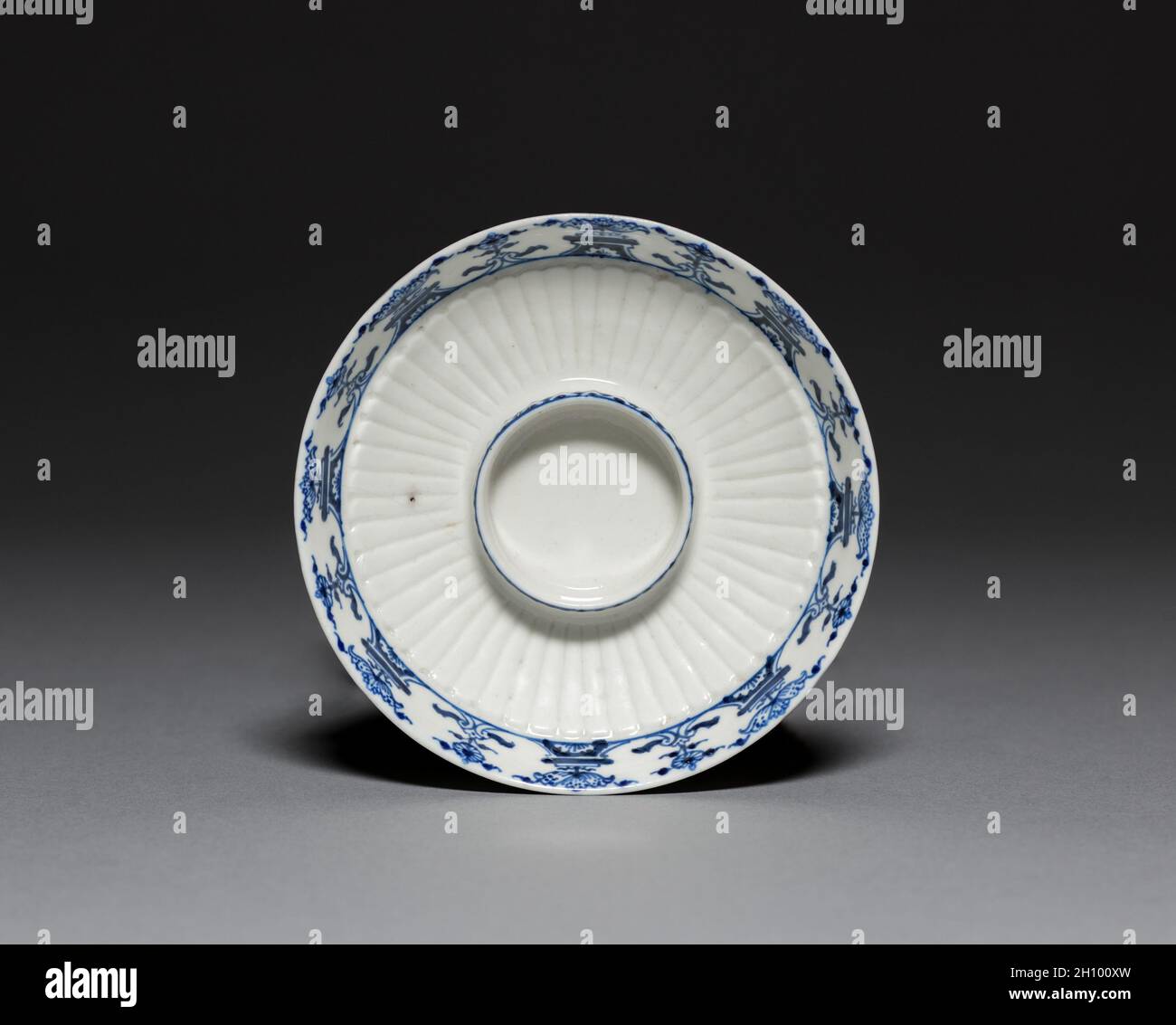 Untertasse, c. 1720. Saint Cloud Porzellan Factory (Französisch). Weiches Porzellan; Durchmesser: 12.9 cm (5 1/16 in.). Die erste umfangreiche Manufaktur für Weichporzellan in Frankreich wurde in einer Fabrik in Saint-Cloud, in der Nähe von Paris, durchgeführt. Die frühesten Porzellane wurden dort 1693 hergestellt, und die Fabrik blieb während der ersten Hälfte des 18. Jahrhunderts eine bedeutende Fabrik. Aufgrund der technischen Schwierigkeiten sind die meisten in Saint-Cloud hergestellten Waren eher klein und stark vergossen. Stilistische Zurückhaltung wurde sowohl in Form als auch in der Dekoration der Waren ausgeübt. Unterglasur blau war Stockfoto