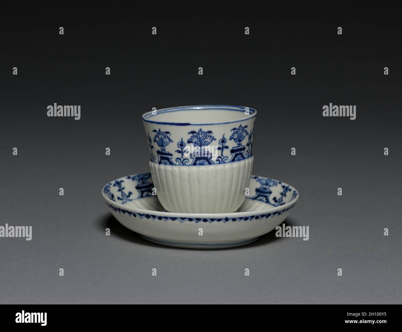 Tasse und Untertasse (tasse et soucoupé), 1700-1720. Saint Cloud Porcelain Factory (Französisch). Weiches Porzellan mit blauer Unterglasur; insgesamt 7.5 x 7.5 cm (2 15/16 x 2 15/16 in.). Die erste umfangreiche Manufaktur für Weichporzellan in Frankreich wurde in einer Fabrik in Saint-Cloud, in der Nähe von Paris, durchgeführt. Die frühesten Porzellane wurden dort 1693 hergestellt, und die Fabrik blieb während der ersten Hälfte des 18. Jahrhunderts eine bedeutende Fabrik. Aufgrund der technischen Schwierigkeiten sind die meisten in Saint-Cloud hergestellten Waren eher klein und stark vergossen. Stilistische Zurückhaltung war Stockfoto