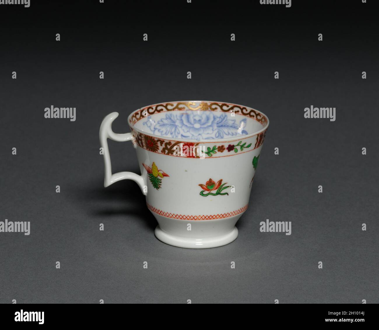 Cup, 1700er-1800er. Spode Factory (Großbritannien). Porzellan; insgesamt: 6.9 x 9 x 7.3 cm (2 11/16 x 3 9/16 x 2 7/8 Zoll). Stockfoto