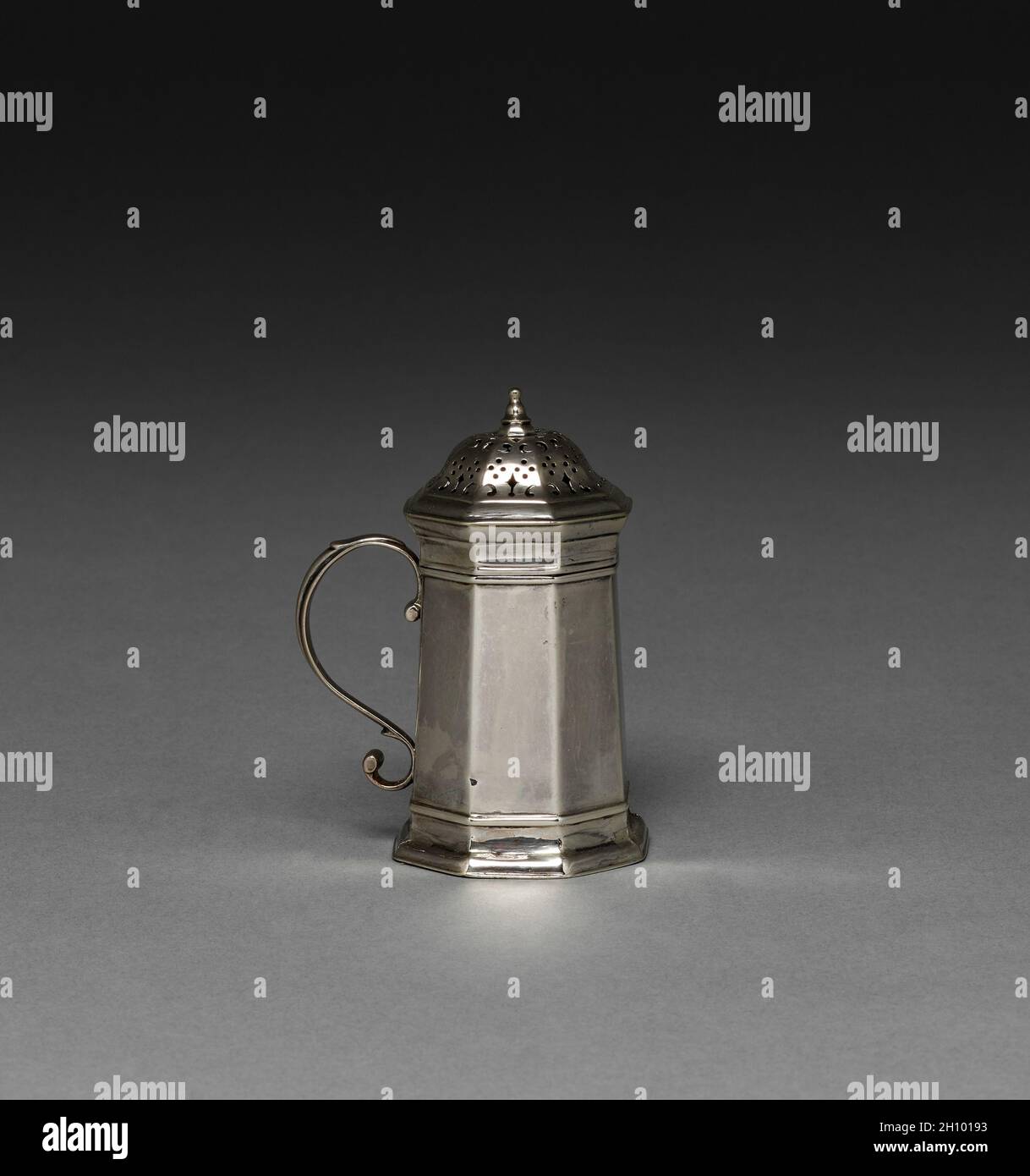 Nachlauf, 1743. Jacob Hurd (Amerikaner, 1702-1758). Silber; mit Griff: 9.5 x 7.4 cm (3 3/4 x 2 15/16 Zoll). Stockfoto