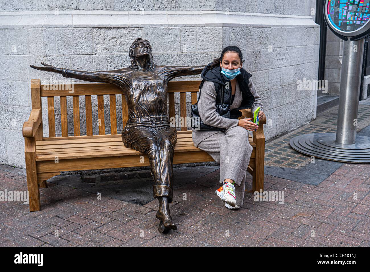 CARNABY STREET LONDON, GROSSBRITANNIEN. 15 Oktober 2021. Die Skulptur des anglo-amerikanischen Künstlers Lawrence Holofcener der ehemaligen Beatles-Legende John Lennon, die mit geschlossenen Augen auf einer Bank sitzt und sein Gesicht in Richtung Himmel wendet, wurde von ihrer ursprünglichen Position in der Mitte der Carnaby Street entfernt. amer ghazzal/Alamy Live News Stockfoto