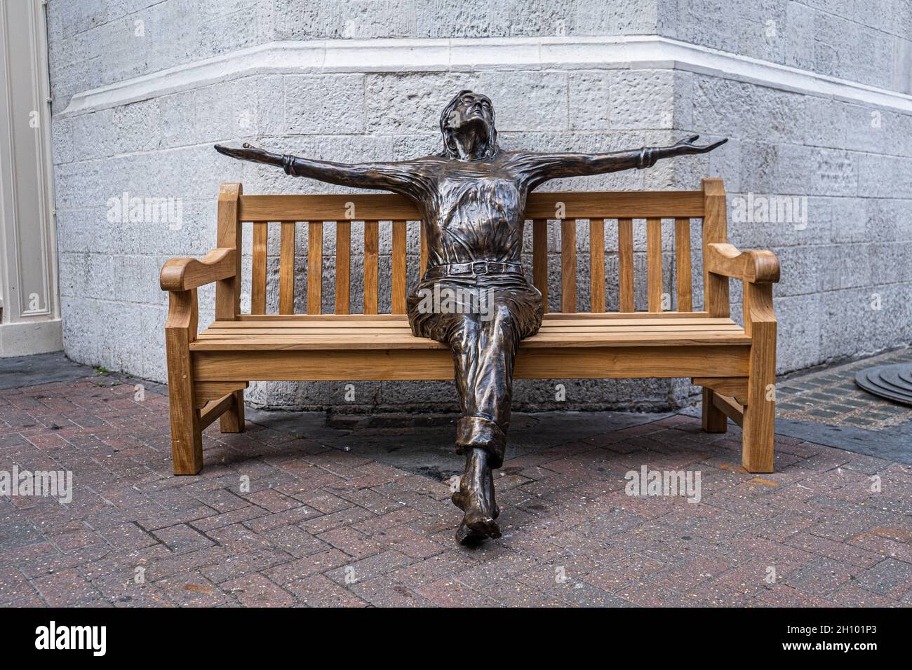 CARNABY STREET LONDON, GROSSBRITANNIEN. 15 Oktober 2021. Die Skulptur des anglo-amerikanischen Künstlers Lawrence Holofcener der ehemaligen Beatles-Legende John Lennon, die mit geschlossenen Augen auf einer Bank sitzt und sein Gesicht in Richtung Himmel wendet, wurde von ihrer ursprünglichen Position in der Mitte der Carnaby Street entfernt. amer ghazzal/Alamy Live News Stockfoto
