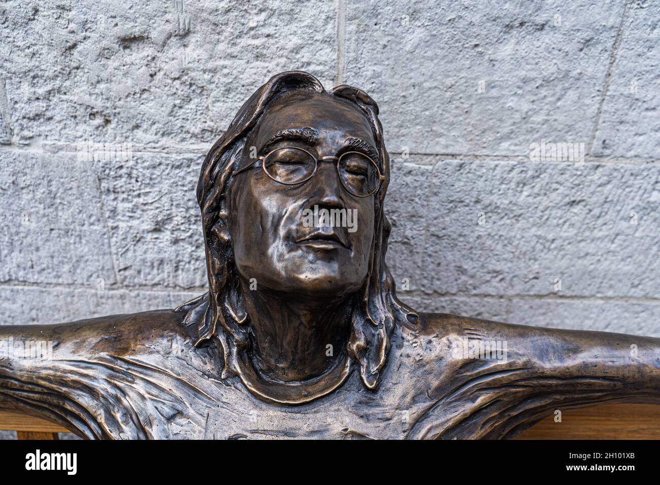 CARNABY STREET LONDON, GROSSBRITANNIEN. 15 Oktober 2021. Die Skulptur des anglo-amerikanischen Künstlers Lawrence Holofcener der ehemaligen Beatles-Legende John Lennon, die mit geschlossenen Augen auf einer Bank sitzt und sein Gesicht in Richtung Himmel wendet, wurde von ihrer ursprünglichen Position in der Mitte der Carnaby Street entfernt. amer ghazzal/Alamy Live News Stockfoto