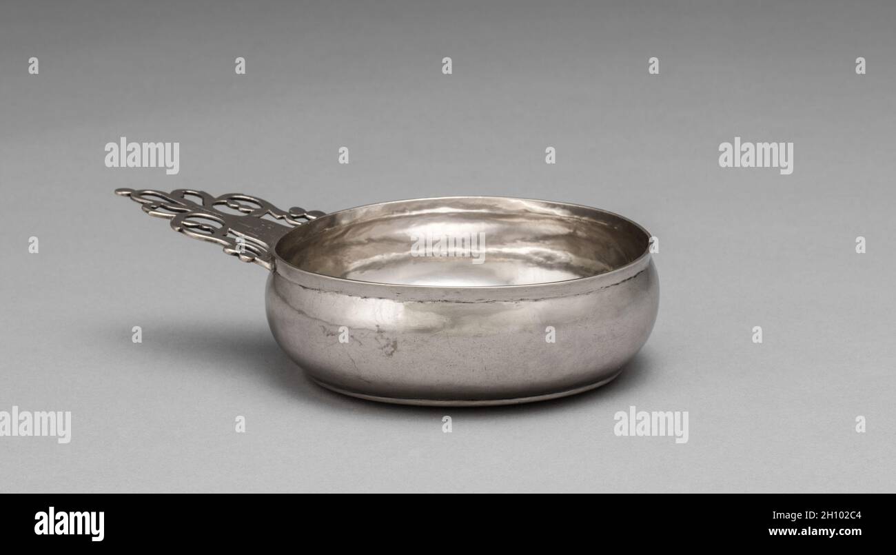 Porringer, c. 1760-1780. Daniel Rogers (Amerikaner, 1735-1816). Silber; insgesamt: 5.6 cm (2 3/16 Zoll); mit Matte: 20.8 cm (8 3/16 Zoll); ohne Griff: 14.3 cm (5 5/8 Zoll). Stockfoto