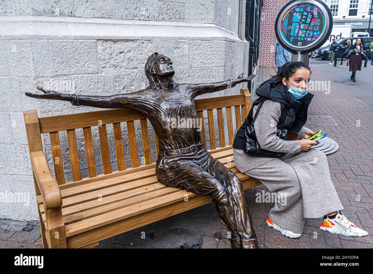 CARNABY STREET LONDON, GROSSBRITANNIEN. 15 Oktober 2021. Die Skulptur des anglo-amerikanischen Künstlers Lawrence Holofcener der ehemaligen Beatles-Legende John Lennon, die mit geschlossenen Augen auf einer Bank sitzt und sein Gesicht in Richtung Himmel wendet, wurde von ihrer ursprünglichen Position in der Mitte der Carnaby Street entfernt. amer ghazzal/Alamy Live News Stockfoto