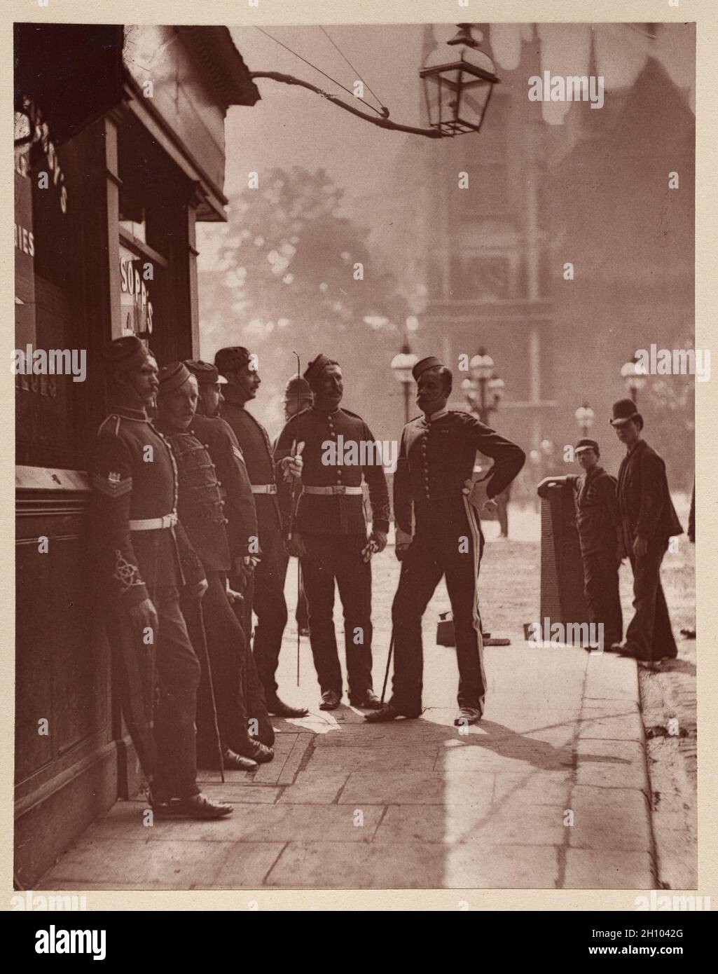 Street Life in London: Rekrutierung von Sergeanten in Westminster, 1877. John Thomson (Scottish, 1837-1921). Woodburytype; Bild: 11 x 8.7 cm (4 5/16 x 3 7/16 Zoll); Papier: 11 x 8.7 cm (4 5/16 x 3 7/16 Zoll); montiert: 27 x 20.7 cm (10 5/8 x 8 1/8 Zoll). Die Sergeanten, die diese Posten viele Jahre innehatte, wurden vom Rekruten bezahlt und erhielten etwas mehr als £1 für jede Person, die in der Armee diente. Aus diesem heraus mussten die Rekrutierer Kosten bezahlen, einschließlich der Abgabe eines Schillings für jeden Belistee (1/20 eines Pfunds) und der Zahlung von „Bringern“, die ihnen wahrscheinliche Aussichten lieferten. Im Jahr 1875 haben 3,605 RE Stockfoto