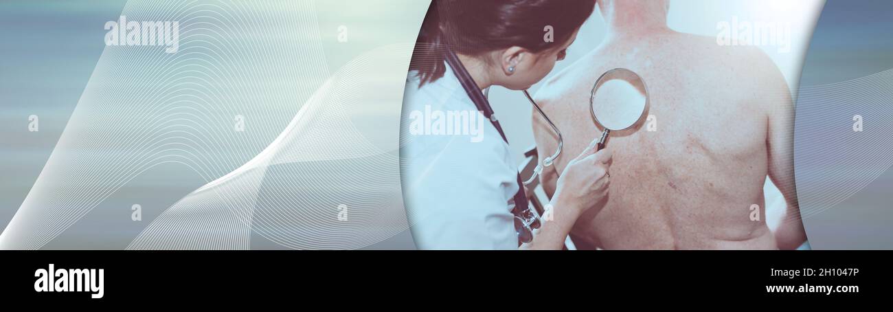 Junge Ärztin, die die Haut eines älteren Patienten überprüft. Panorama-Banner Stockfoto