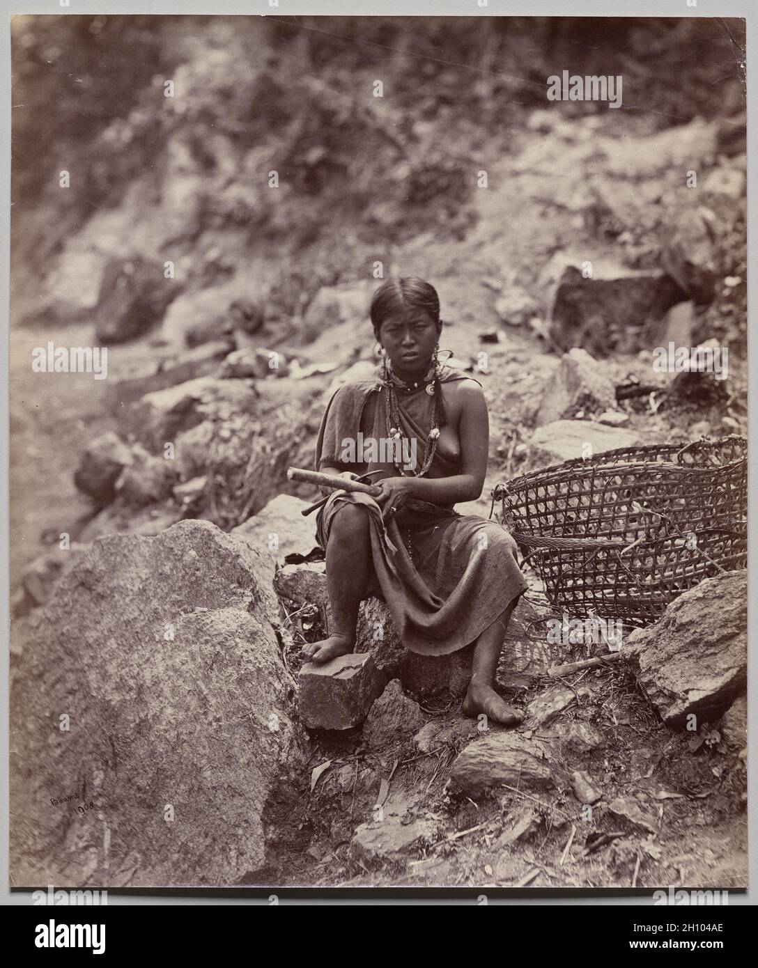 Lepcha Woman (Nummer 1908), c. 1863-70. Samuel Bourne (Großbritannien, 1834-1912). Albumin-Druck aus nassem Kollodionnegativ; Bild: 27.5 x 23.2 cm (10 13/16 x 9 1/8 Zoll); Papier: 27.5 x 23.2 cm (10 13/16 x 9 1/8 Zoll). Einer der vielseitigsten und weitgereisten frühen Fotografen Indiens war Samuel Bourne, der in seiner Zeit und jetzt für hervorragende technische Fähigkeiten und künstlerisches Talent bekannt war. Während seine Hauptthemen Landschaftsansichten und Architekturansichten waren, fotografierte Bourne manchmal die Arten von Menschen, denen er auf seinen Reisen durch Indien begegnete. Stockfoto