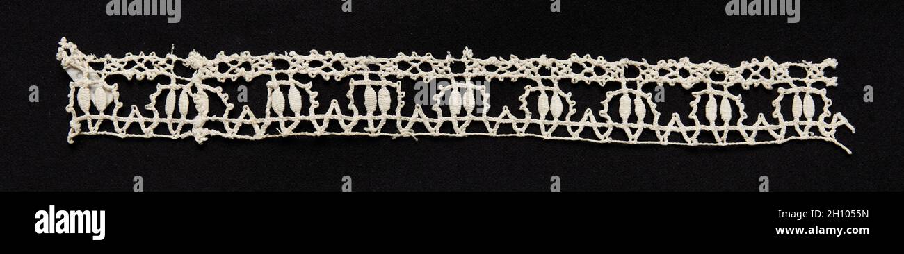 Klöppelspitze (Needlepoint Design) Insertion, zweite Hälfte des 16. Jahrhunderts. Italien, Genua, zweite Hälfte des 16. Jahrhunderts. Spitze, Spule; Durchschnitt: 2.6 x 25.4 cm (1 x 10 Zoll). Stockfoto