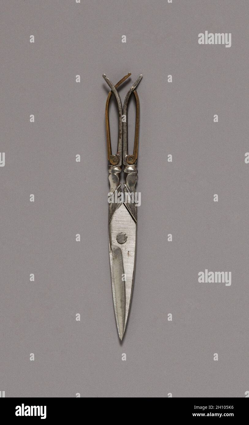 Schere, c. 1770. England, 18. Jahrhundert. Luxuriöse persönliche Gegenstände waren während des 17. Und frühen 19. Jahrhunderts ein wesentlicher Bestandteil einer privilegierten Garderobe, was die Raffinesse und den Reichtum ihres Besitzers hervorhob. Besonders beliebt waren die Etuis, kleine verzierte Etuis mit Mininäh-, Schreib- oder Pflegemitteln, die an der Taille einer Frau an einem kunstvollen Verschluss, der als Chatelaine bekannt ist, aufgehängt wurden. Trotz seiner glitzernden Oberfläche verkleidete dieses kleine teure Set ein System, das auf der Arbeit und dem Leiden versklavter oder verärgerter Menschen basierte, sei es in Gold- und Steinminen oder in dem Geschäft, in dem es hergestellt wurde. Stockfoto
