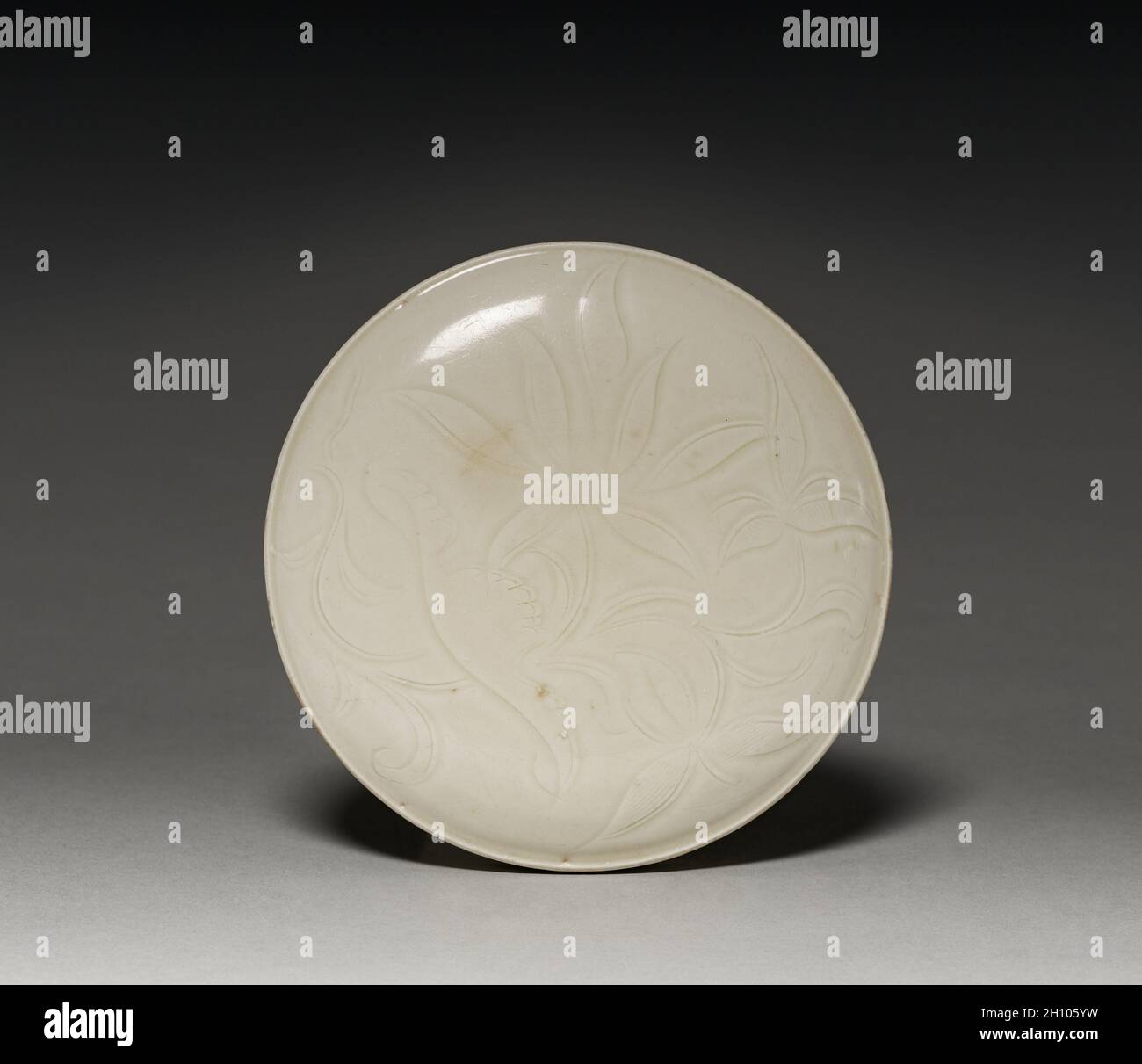 Abgedeckt (Deckel), 1100. China, Provinz Hebei, quyang, der Nördlichen Song Dynastie (960-1127) der Jin Dynastie (1115-1234). Creme - glasiertem Porzellan mit eingeschnittenen Dekoration, Ding Ware; Stockfoto