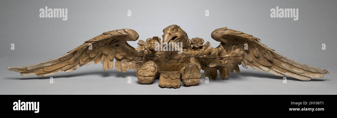 Herzstück einer Schnitzerei aus einem Overmantel, c. 1675–1677. Grinling Gibbons (Großbritannien, 1648-1721). Lindenwood; die Anordnung architektonischer Elemente innerhalb großer Innenräume in den späten 1600er und frühen 1700er Jahren betonte Symmetrie und Höhe. Dekorative Elemente wie aufwändig geschnitzte Mantels, Spiegel, Gemälde und aufgetragene Wanddekorationen wurden oft gestapelt, um einen visuellen Brennpunkt an einem oder beiden Enden des Raumes zu erreichen. Diese besondere Übermantel-Dekoration hing einst über dem Kamin im Green Drawing Room des Earl of Essex in Cassiobury in Watford, in der Nähe von London. Im Jahr 1823 Stockfoto