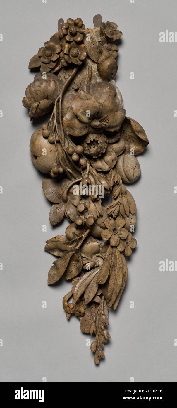 Schnitzerei aus einem Overmantel, c. 1675–1677. Grinling Gibbons (Großbritannien, 1648-1721). Lindenwood; die Anordnung architektonischer Elemente innerhalb großer Innenräume in den späten 1600er und frühen 1700er Jahren betonte Symmetrie und Höhe. Dekorative Elemente wie aufwändig geschnitzte Mantels, Spiegel, Gemälde und aufgetragene Wanddekorationen wurden oft gestapelt, um einen visuellen Brennpunkt an einem oder beiden Enden des Raumes zu erreichen. Diese besondere Übermantel-Dekoration hing einst über dem Kamin im Green Drawing Room des Earl of Essex in Cassiobury in Watford, in der Nähe von London. Im Jahr 1823, die britische Farbe Stockfoto