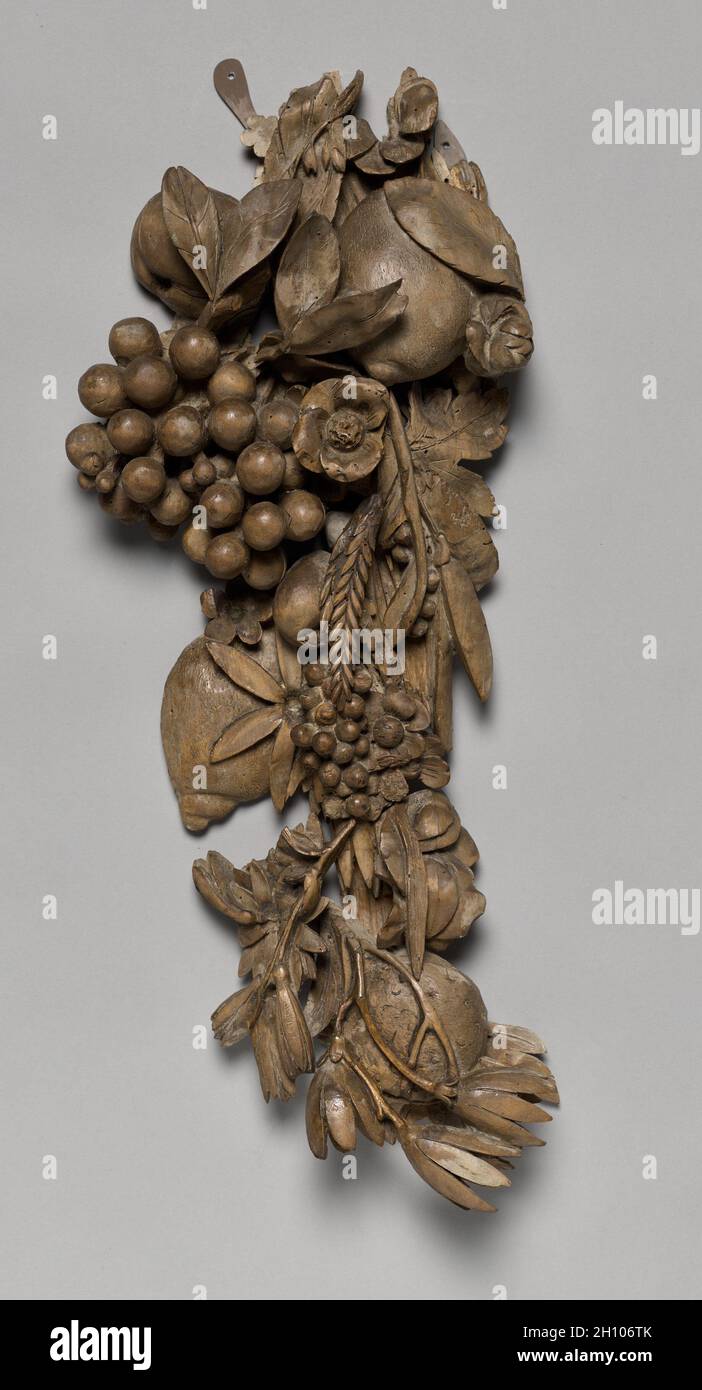 Schnitzerei aus einem Overmantel, c. 1675–1677. Grinling Gibbons (Großbritannien, 1648-1721). Lindenwood; die Anordnung architektonischer Elemente innerhalb großer Innenräume in den späten 1600er und frühen 1700er Jahren betonte Symmetrie und Höhe. Dekorative Elemente wie aufwändig geschnitzte Mantels, Spiegel, Gemälde und aufgetragene Wanddekorationen wurden oft gestapelt, um einen visuellen Brennpunkt an einem oder beiden Enden des Raumes zu erreichen. Diese besondere Übermantel-Dekoration hing einst über dem Kamin im Green Drawing Room des Earl of Essex in Cassiobury in Watford, in der Nähe von London. Im Jahr 1823, die britische Farbe Stockfoto