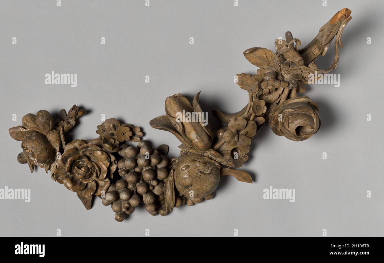 Schnitzerei aus einem Overmantel, c. 1675–1677. Grinling Gibbons (Großbritannien, 1648-1721). Lindenwood; die Anordnung architektonischer Elemente innerhalb großer Innenräume in den späten 1600er und frühen 1700er Jahren betonte Symmetrie und Höhe. Dekorative Elemente wie aufwändig geschnitzte Mantels, Spiegel, Gemälde und aufgetragene Wanddekorationen wurden oft gestapelt, um einen visuellen Brennpunkt an einem oder beiden Enden des Raumes zu erreichen. Diese besondere Übermantel-Dekoration hing einst über dem Kamin im Green Drawing Room des Earl of Essex in Cassiobury in Watford, in der Nähe von London. Im Jahr 1823, die britische Farbe Stockfoto