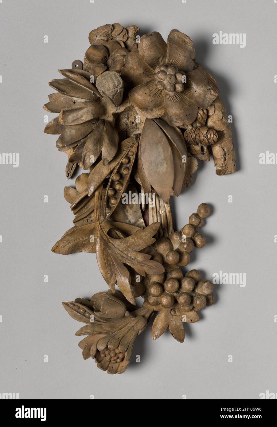 Schnitzerei aus einem Overmantel, c. 1675–1677. Grinling Gibbons (Großbritannien, 1648-1721). Lindenwood; die Anordnung architektonischer Elemente innerhalb großer Innenräume in den späten 1600er und frühen 1700er Jahren betonte Symmetrie und Höhe. Dekorative Elemente wie aufwändig geschnitzte Mantels, Spiegel, Gemälde und aufgetragene Wanddekorationen wurden oft gestapelt, um einen visuellen Brennpunkt an einem oder beiden Enden des Raumes zu erreichen. Diese besondere Übermantel-Dekoration hing einst über dem Kamin im Green Drawing Room des Earl of Essex in Cassiobury in Watford, in der Nähe von London. Im Jahr 1823, die britische Farbe Stockfoto