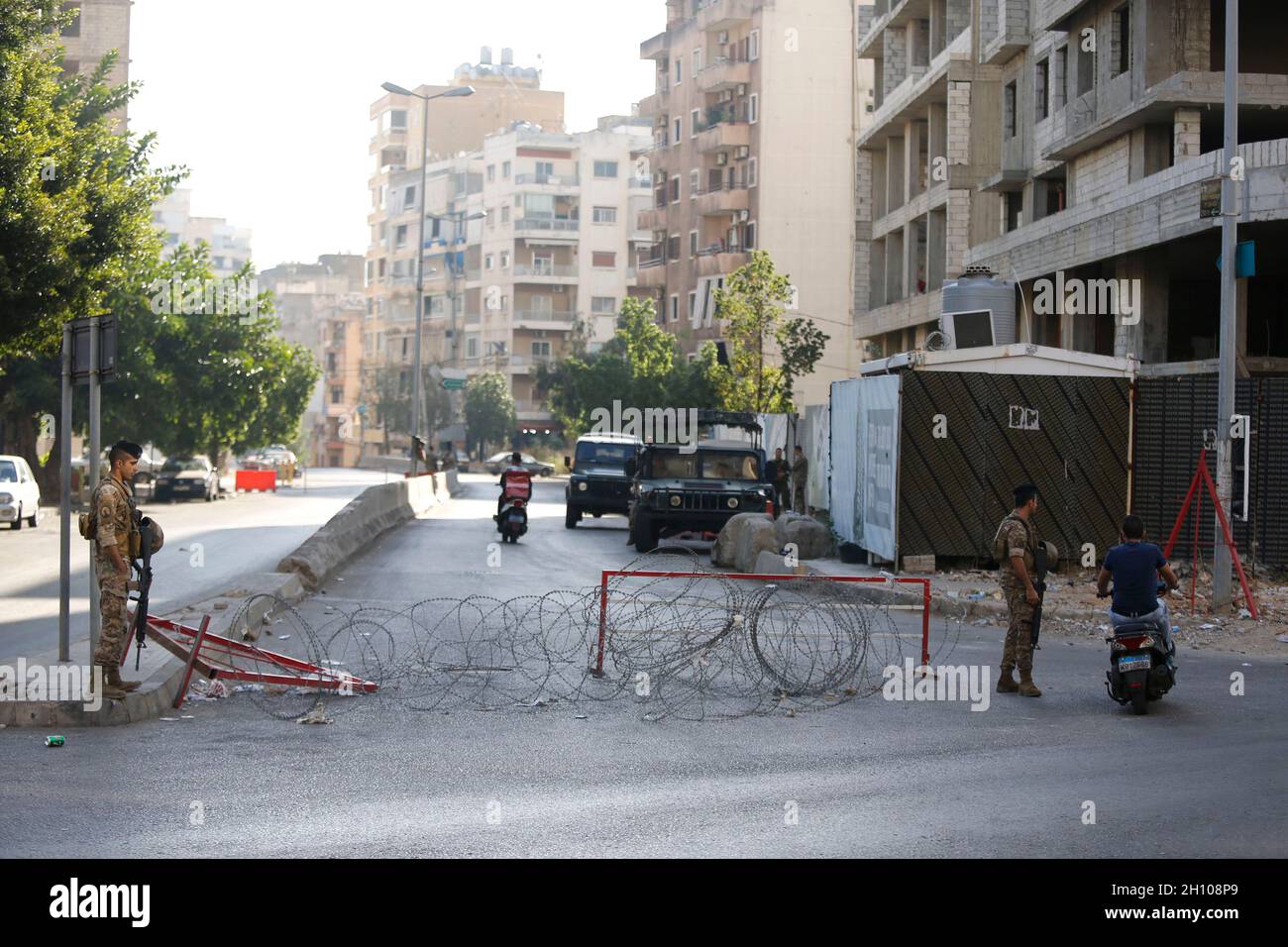 Beirut, Libanon. Oktober 2021. Soldaten sind in der Tayouneh-Gegend von Beirut, Libanon, am 15. Oktober 2021 auf der Wache. Der libanesische Präsident Michel Aoun sagte am Donnerstag, dass diejenigen, die hinter den tödlichen bewaffneten Auseinandersetzungen, die zu Beginn des Tages in Beiruts südlichem Vorort Tayouneh ausbrachen, zur Rechenschaft gezogen werden sollten. Bei den bewaffneten Zusammenstößen wurden sechs Menschen getötet und mehr als 30 weitere verletzt, während eines geplanten Protestes von Anhängern der Hisbollah und der Amal-Bewegung gegen Richter Tarek Bitar, der die Hafenexplosionen in Beirut im vergangenen Jahr untersucht. Quelle: Bilal Jawich/Xinhua/Alamy Live News Stockfoto