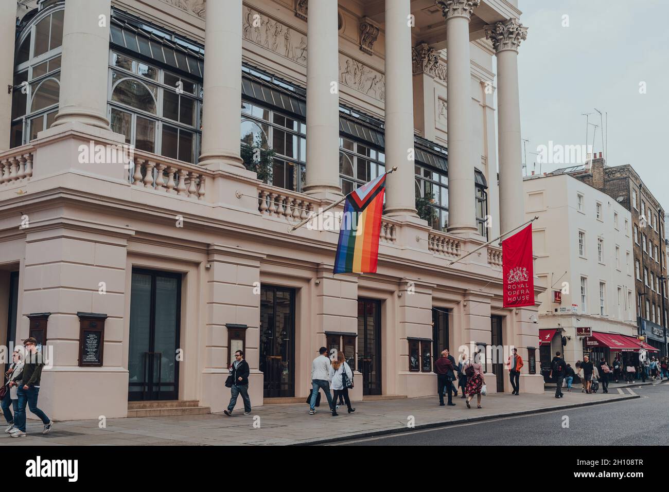 London, Großbritannien - 09. Oktober 2021: Regenbogenflagge am Royal Opera House feiert reiche Beiträge zur Musik und zum Theater der LGBTQ+-Ikonen WHO Stockfoto
