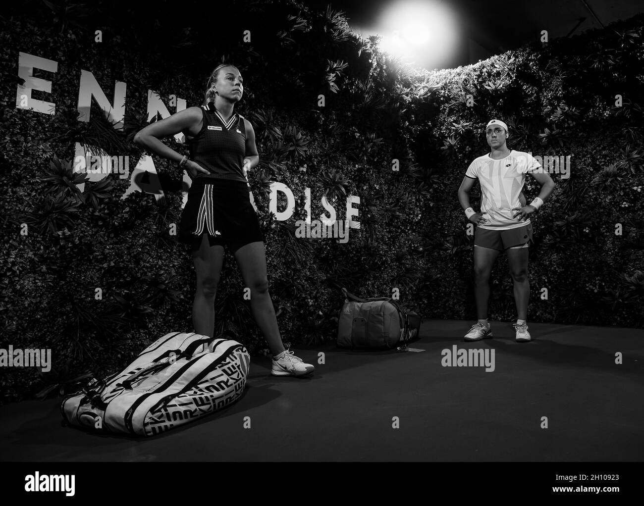 Indian Wells, USA. Oktober 2021. Anet Kontaveit aus Estland und Ons Jabeur aus Tunesien vor dem Viertelfinale beim Tennisturnier 2021 der BNP Paribas Open WTA 1000 am 14. Oktober 2021 im Indian Wells Tennis Garden in Indian Wells, USA - Foto: Rob Prange/DPPI/LiveMedia Kredit: Unabhängige Fotoagentur/Alamy Live News Stockfoto