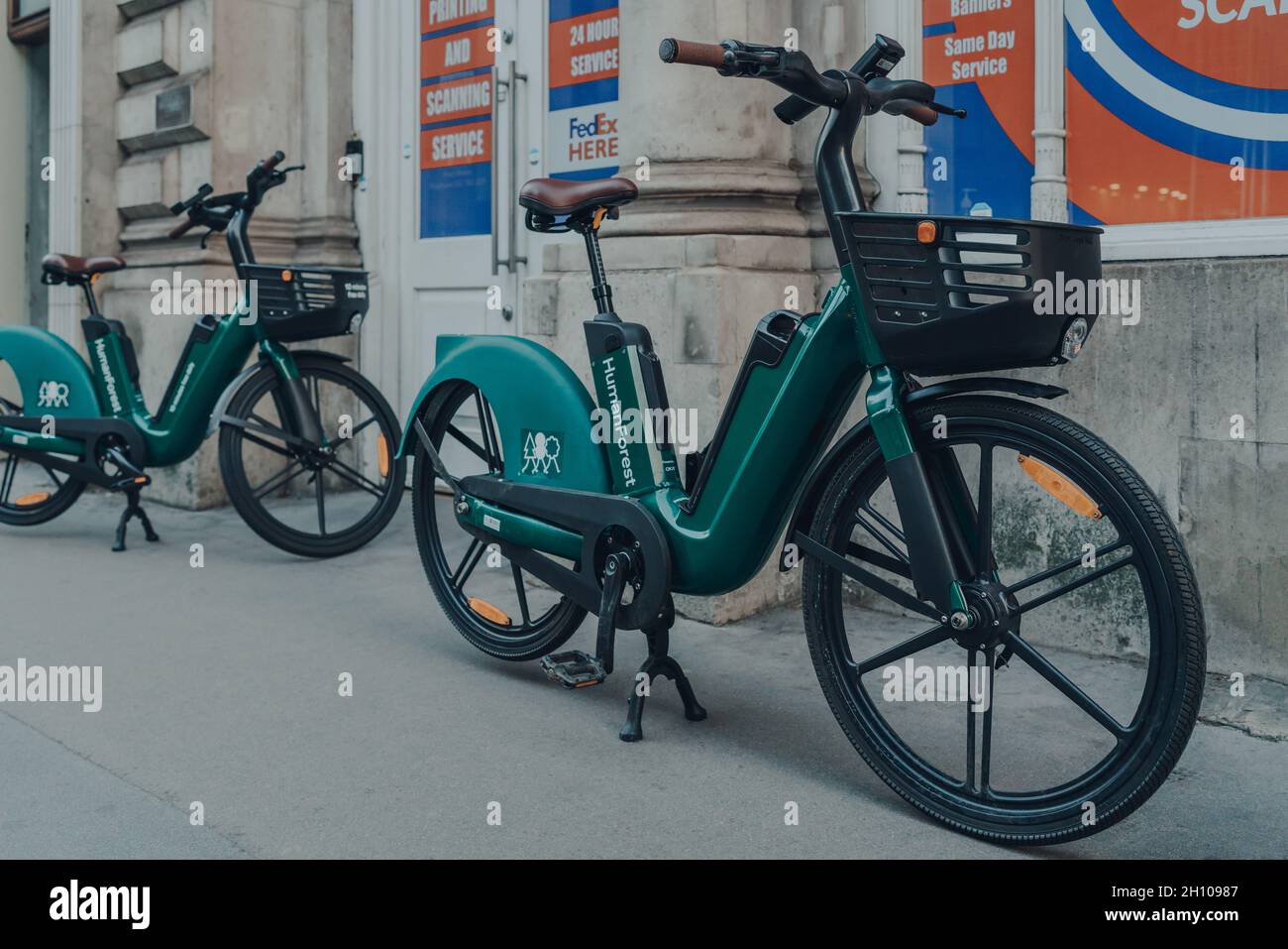 London, Großbritannien - 09. Oktober 2021: Human Forest Fahrräder auf einer Straße in London geparkt. Die Bikes sind mit Nachhaltigkeit im Kern gebaut und sind verfügbar Stockfoto
