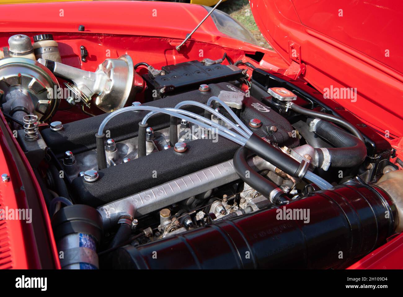Aufnahme des Alfa Romeo Doppelkamera-Motors unter der Motorhaube Stockfoto