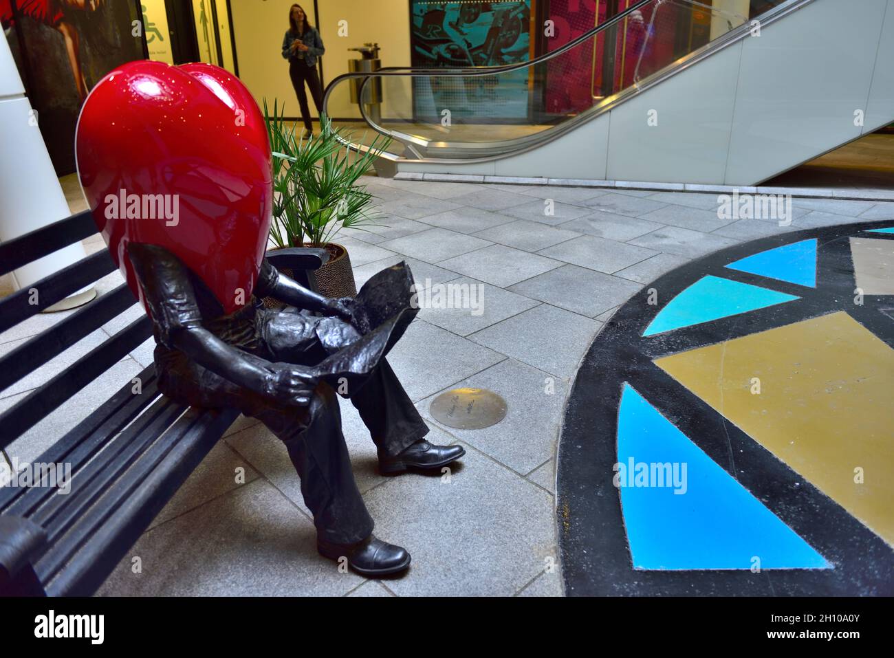 Moderne Skulptur, The Lovely People, von Künstler Temperper, alias Arron Bird, im „The Cube“-Gebäude im Zentrum von Birmingham, Großbritannien Stockfoto