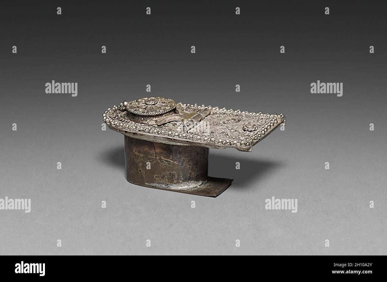 Stift- und Tintenbox (Tintenfass), 1800. Iran, Qajar-Zeit (1779-1925). Silberfiligran; insgesamt: 3.9 x 22.3 x 2.7 cm (1 9/16 x 8 3/4 x 1 1/16 Zoll). Stockfoto