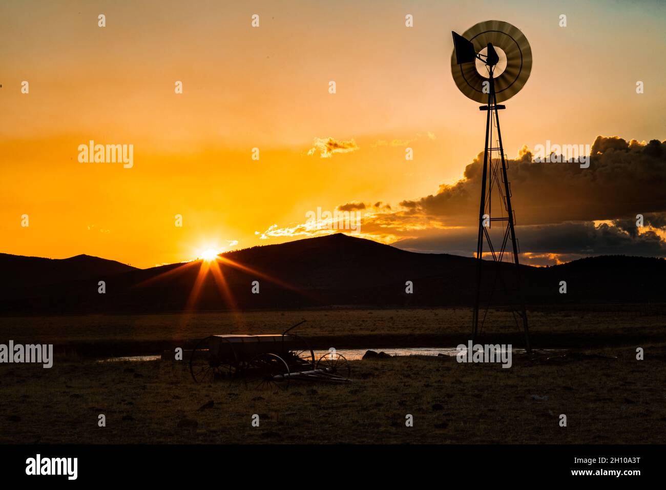 Aermotor-Windpumpe in Lassen County, Kalifornien, USA. Es liegt in einem Feld nur wenige Meilen südlich der Gemeinde Madeline. Stockfoto