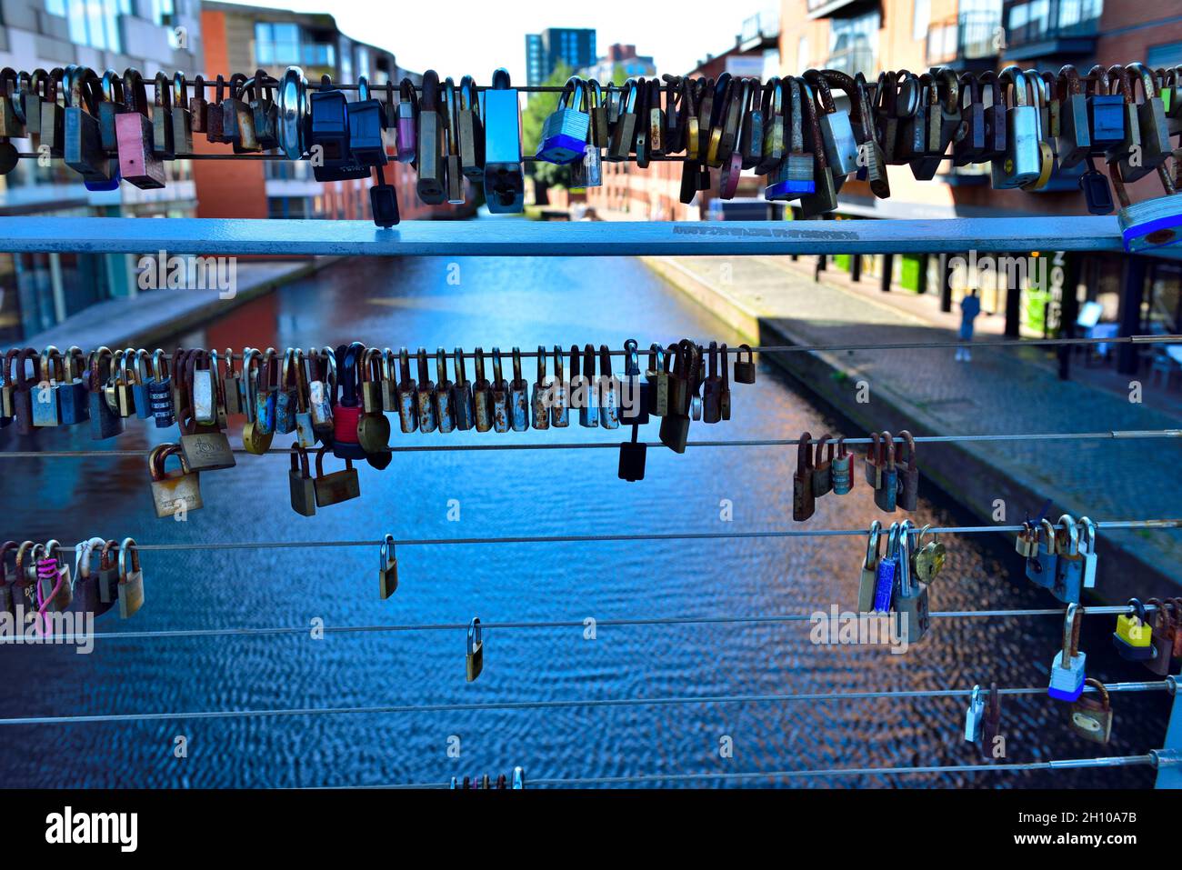 Schleusen auf der „Love Lock Bridge“ über dem Kanal im Zentrum von Birmingham, Großbritannien Stockfoto