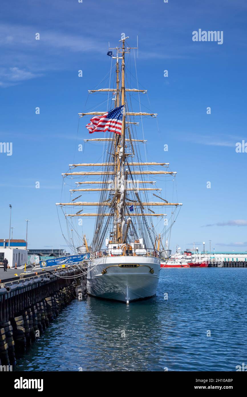 REYKJAVIK, ISLAND - 11. Juni 2021: US-Küstenwache Tallship Eagle besucht den Hafen von Reykjavik. Blick nach vorne, sonniger Tag, blauer Himmel. Stockfoto