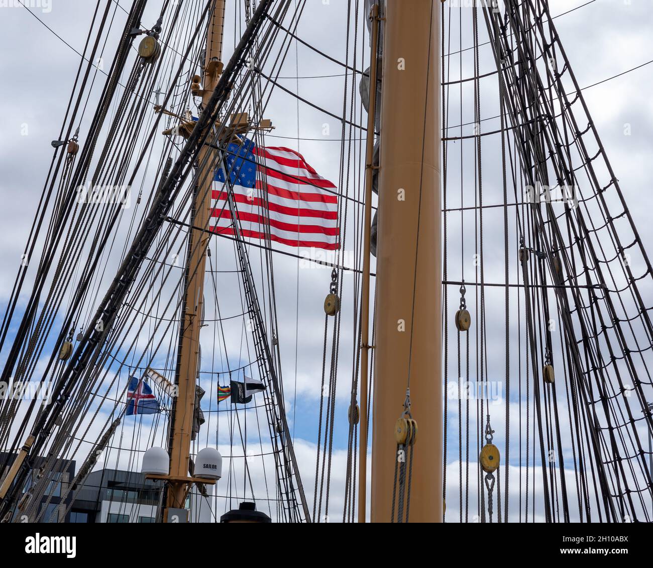 REYKJAVIK, ISLAND - 11. Juni 2021: Ein Holzmast, US-Flagge und Seile auf dem Deck des US-Küstenwache-Hochschiffs Eagle, der den Hafen von Reykjavik besucht. Stockfoto