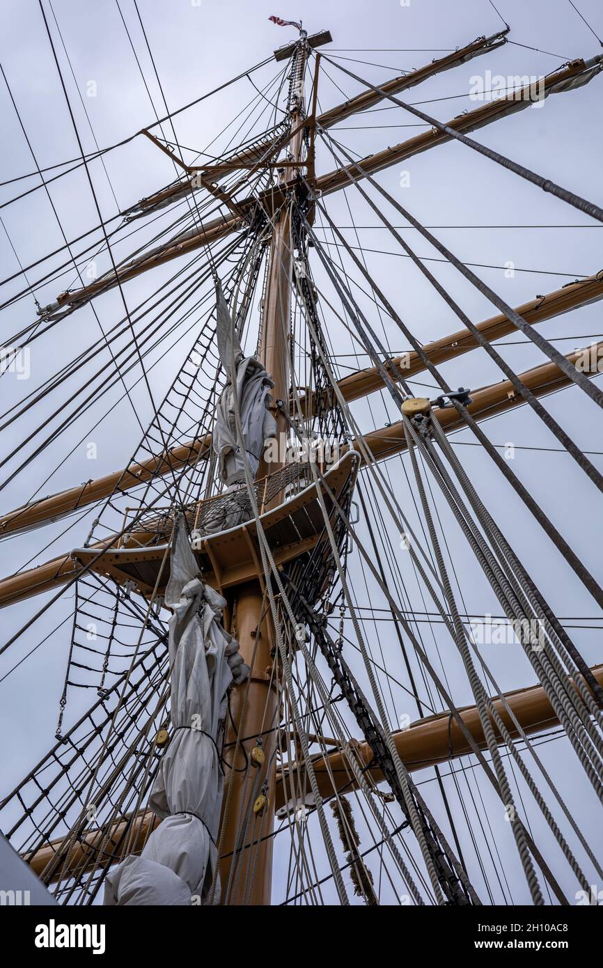REYKJAVIK, ISLAND - 11. Juni 2021: Hauptmast, Krähennest, Segel, Yards und Seile auf dem Deck des US-Küstenwache Tallship Eagle. Stockfoto