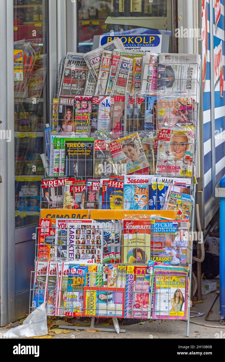 Belgrad, Serbien - 07. Oktober 2021: Zeitungen und Zeitschriften im Regal vor dem Geschäft. Stockfoto