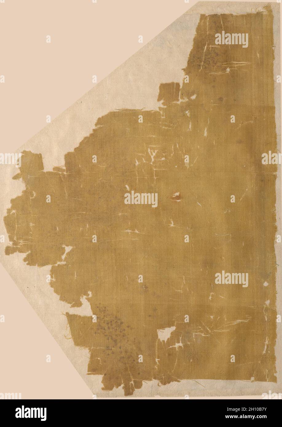 Fragment, 700er. China oder Japan, 8. Jahrhundert. Tabby-Webart; insgesamt: 30.2 x 21 cm (11 7/8 x 8 1/4 Zoll). Stockfoto