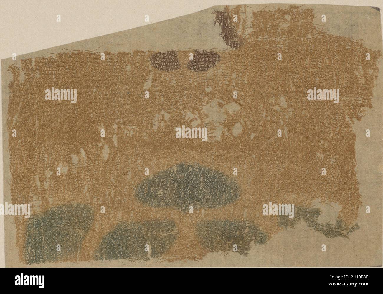 Fragment, 700er. China oder Japan, 8. Jahrhundert. Gaze geschliffen, beständig gefärbt; insgesamt: 12.7 x 18.5 cm (5 x 7 5/16 Zoll). Stockfoto