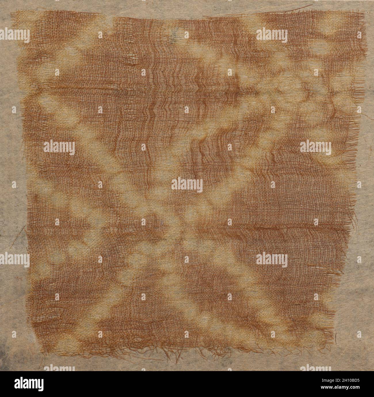 Fragment, 700er. China oder Japan, 8. Jahrhundert. Einfarbiger Stoff, widerstandsfähig bedruckt; insgesamt 7.7 x 7.3 cm (3 1/16 x 2 7/8 Zoll). Stockfoto