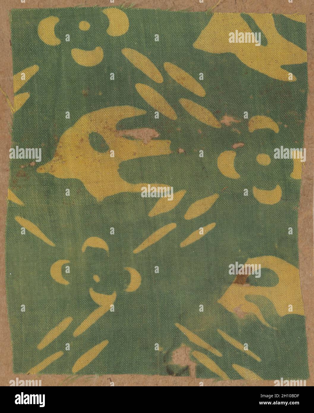 Fragment, 700er. China oder Japan, 8. Jahrhundert. Einfarbiger Stoff, widerstandsfähig bedruckt; insgesamt 6.1 x 7.7 cm (2 3/8 x 3 1/16 Zoll). Stockfoto