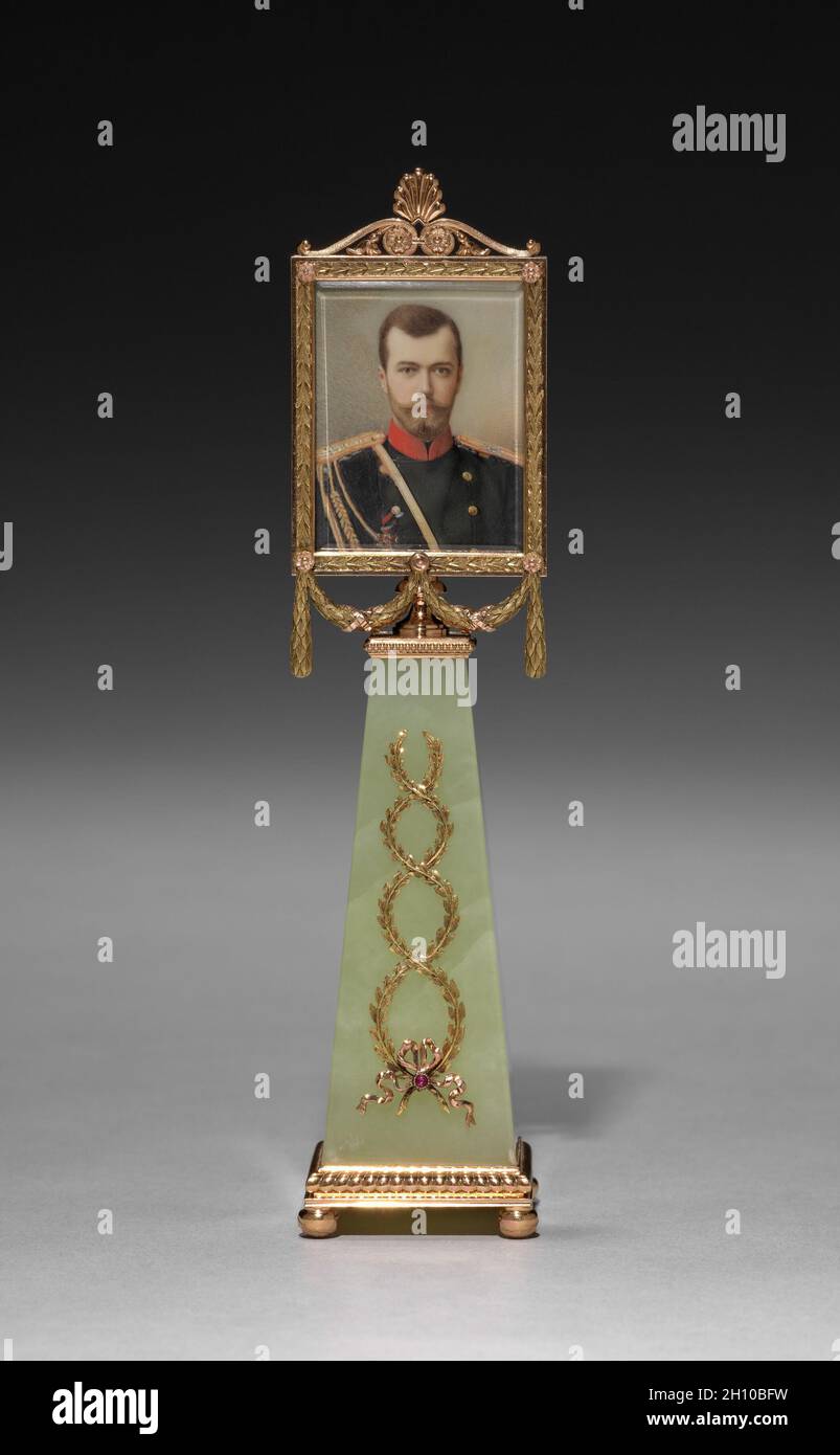 Imperial Gerahmte Miniatur des Zaren Nikolaus II., 1896. Johannes Zehngraf (Russisch, 1857-1908), Michail Evlampiewitsch Perkhin (Russisch, 1860-1903), Haus Fabergé, (Russisch, 1842-1918). Jade, Gold, Rubine, Gouache, Elfenbein, Glas; insgesamt: 15.3 x 5 x 5 cm (6 x 1 15/16 x 1 15/16 Zoll). Das Schenken von Miniaturen war schon lange eine gängige Praxis unter wohlhabenden und aristokratischen Familien, als Faberge begann, Porträts mit seinen reich verzierten Rahmen zu kombinieren. Die russische kaiserliche Familie freute sich über diese persönlichen Erinnerungsstücke und beauftragte viele verschiedene Miniaturen, um ihren privaten Besitz zu platzieren Stockfoto