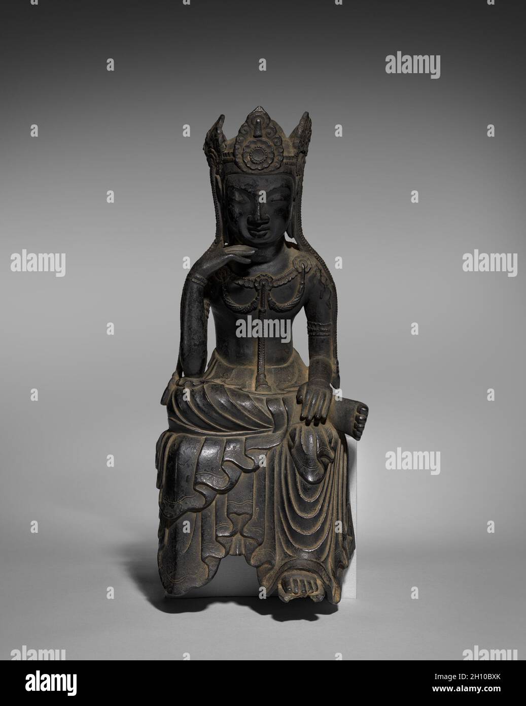 Buddha der Zukunft (Miroku Bosatsu), Ende 600. Japan, Asuka-Zeit (538–710). Bronzeguss, eingeschnitten, mit Vergoldungsspuren; Abbildung: 39.4 cm (15 1/2 in.). Der Buddhismus wurde in Japan im sechsten Jahrhundert eingeführt. Für die frühen japanischen Anhänger bot der Buddhismus das Versprechen der Rettung durch den Glauben an den Buddha der Zukunft, der am Ende der Welt erscheinen würde. Das Konzept des ewigen Heils fand eine besondere Resonanz mit der japanischen Aristokratie, die zu den standhafsten Anhängern dieses neuen Glaubens wurde. Kleine Skulpturen wie diese, mit ihrer sanften Anmut und kraftvollen Präsenz, waren Pop Stockfoto